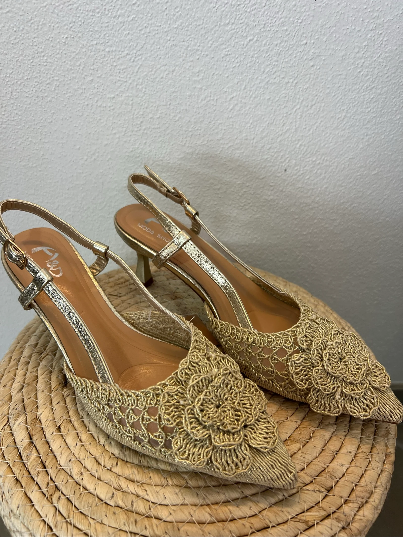 💛 Sapatos de salto dourados com renda floral – Tamanho 38 💛 – photo 2